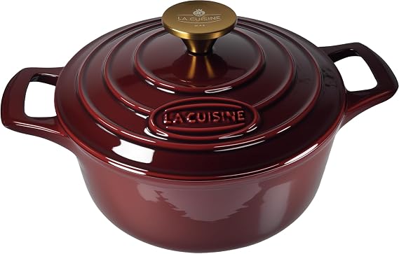 La Cuisine Cast Iron Pot 20 cm 2 L Roasting Dish / Cocotte Casserole Dish Casseroles Bread Baking Dark Interior Oven Safe Gold-Plated SS Lid Handle Cranberry