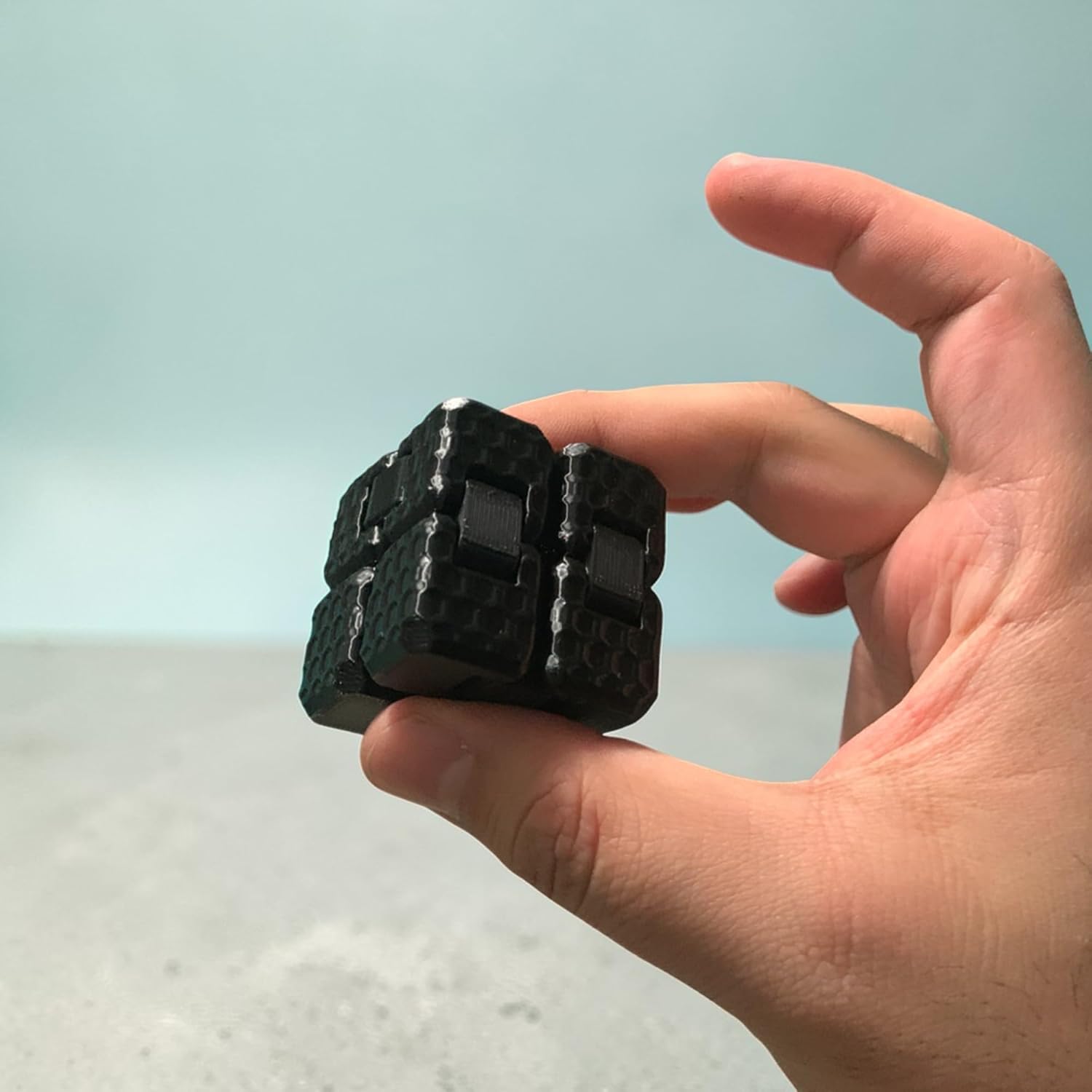 Sonsuz Stres Küpü Infinity Cube - Parmak Egzersiz ve El Kondisyon Aparatı - Ergonomik Petek Dokulu Odaklanma Aracı - Anti-Stres ve Zihin Boşaltma Aparatı