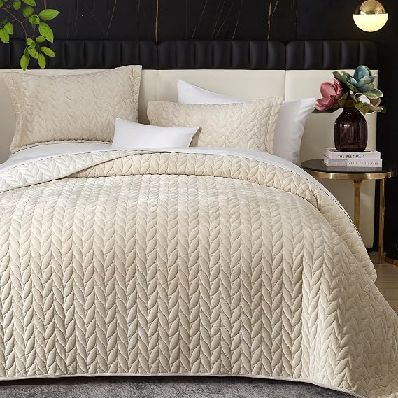 Ivellow Luxury Velvet Quilt Set Queen Size Bedding Sets Lightweight Ultra Soft Velvet Comforter Set Leaves Chevron Stitch Oversized Bedspread Coverlet 3 Pcs Full Bed Cover Sets for All Seasons Beige