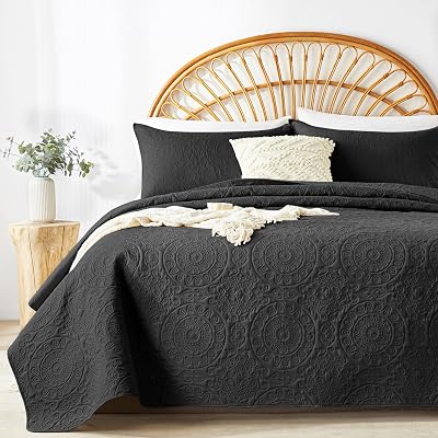 WURUIBO Black Quilt Set Queen Size, Embossing Microfiber Full Bedspreads with Pillow Sham, Ligthweight Breathable Thin Coverlet, Reversible Bedding Set for All Season 1 Quilt, 2 Pillow Shams